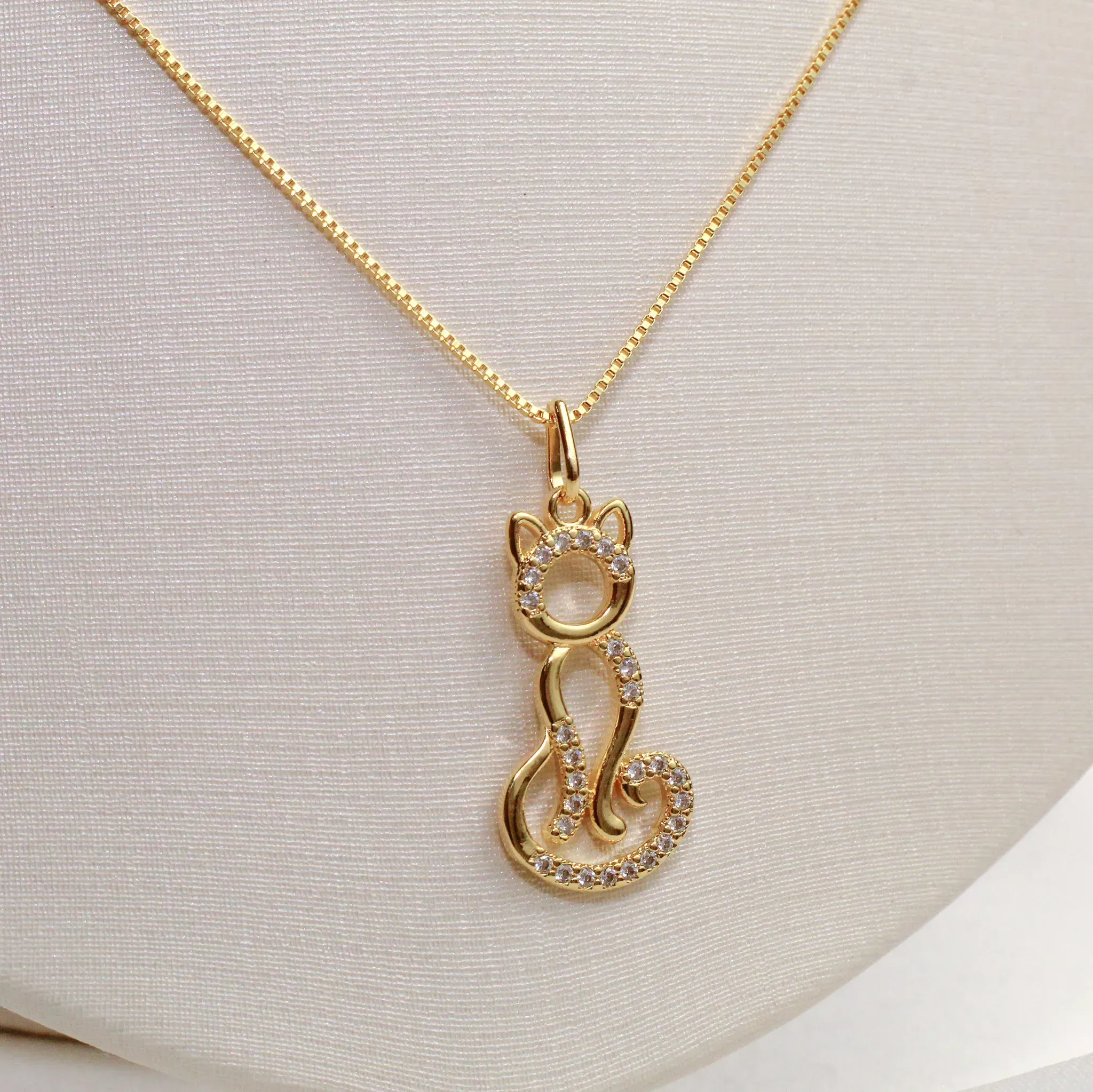 COLAR GATO CRAVEJADO COM ZIRCÔNIAS CRISTAIS BANHO OURO 18K