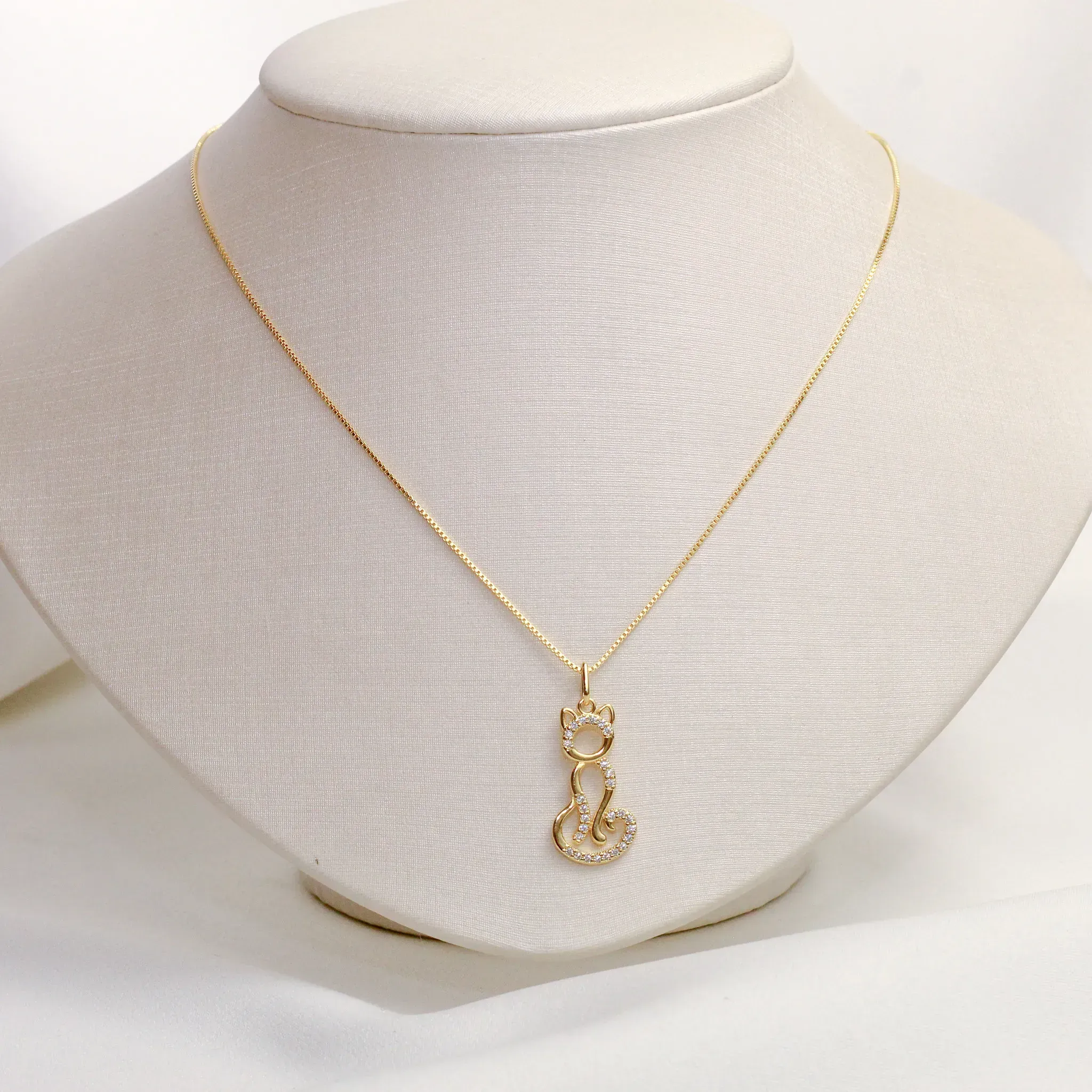 COLAR GATO CRAVEJADO COM ZIRCÔNIAS CRISTAIS BANHO OURO 18K