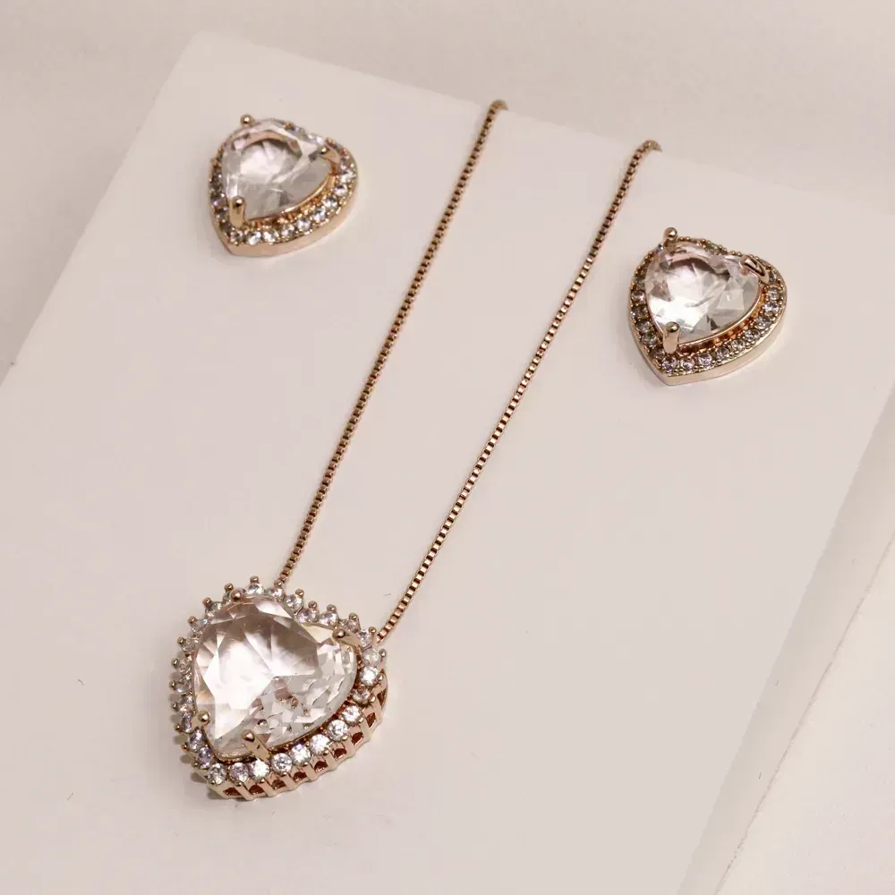 CONJUNTO CORAÇÃO COM PEDRA ZIRCÔNIA CRISTAL BANHO ROSÉ