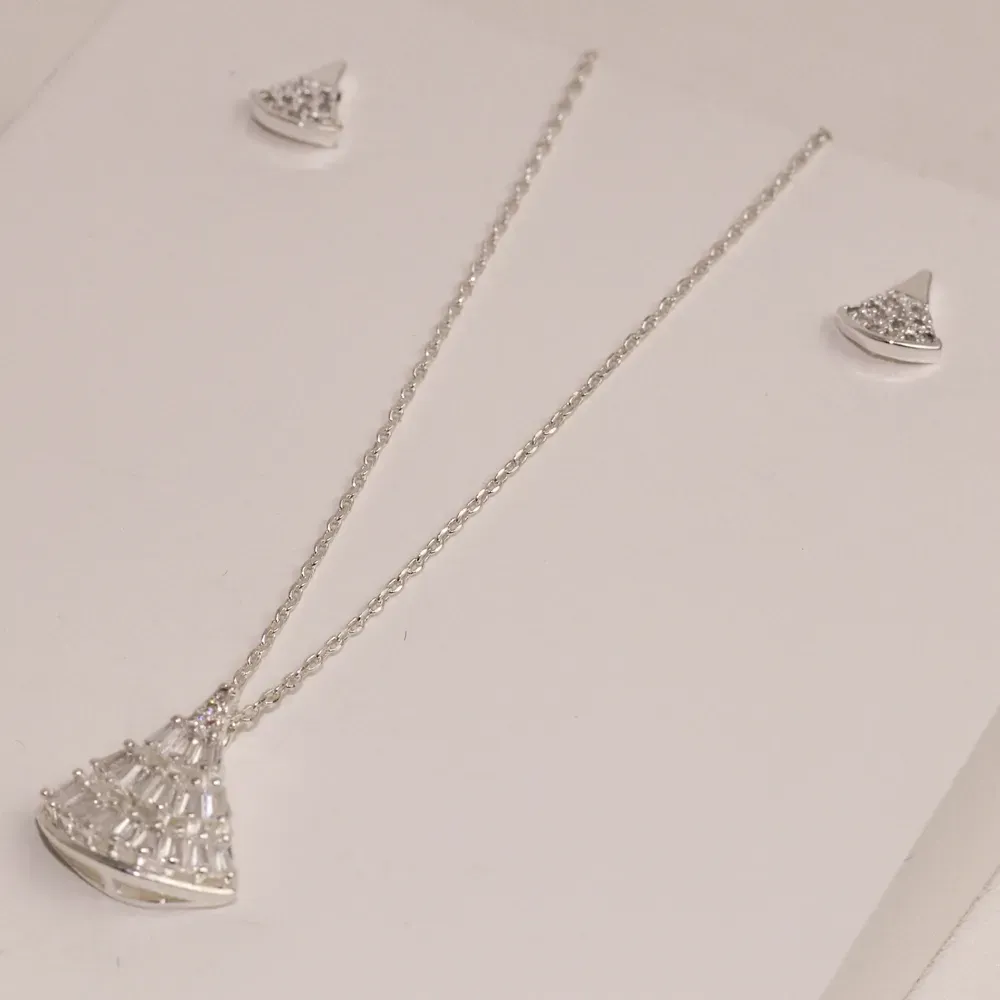 CONJUNTO CRAVEJADO COM ZIRCÔNIAS CRISTAIS BANHO PRATA