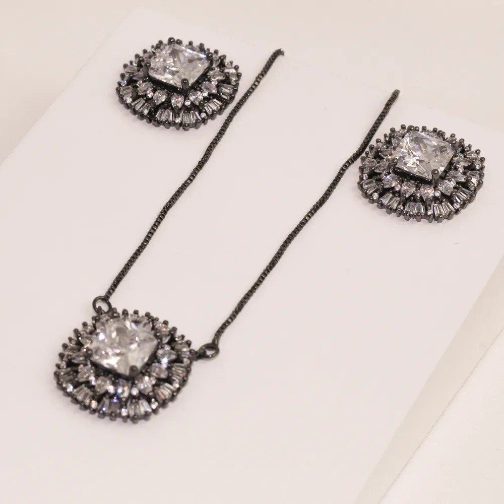 CONJUNTO FLOR CRAVEJADA COM ZIRCÔNIAS CRISTAIS BANHO RÓDIO NEGRO