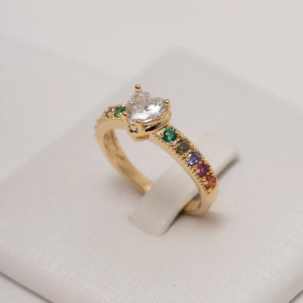 ANEL CORAÇÃO CRISTAL CRAVEJADO COM ZIRCÔNIAS COLORIDAS BANHO OURO 18K