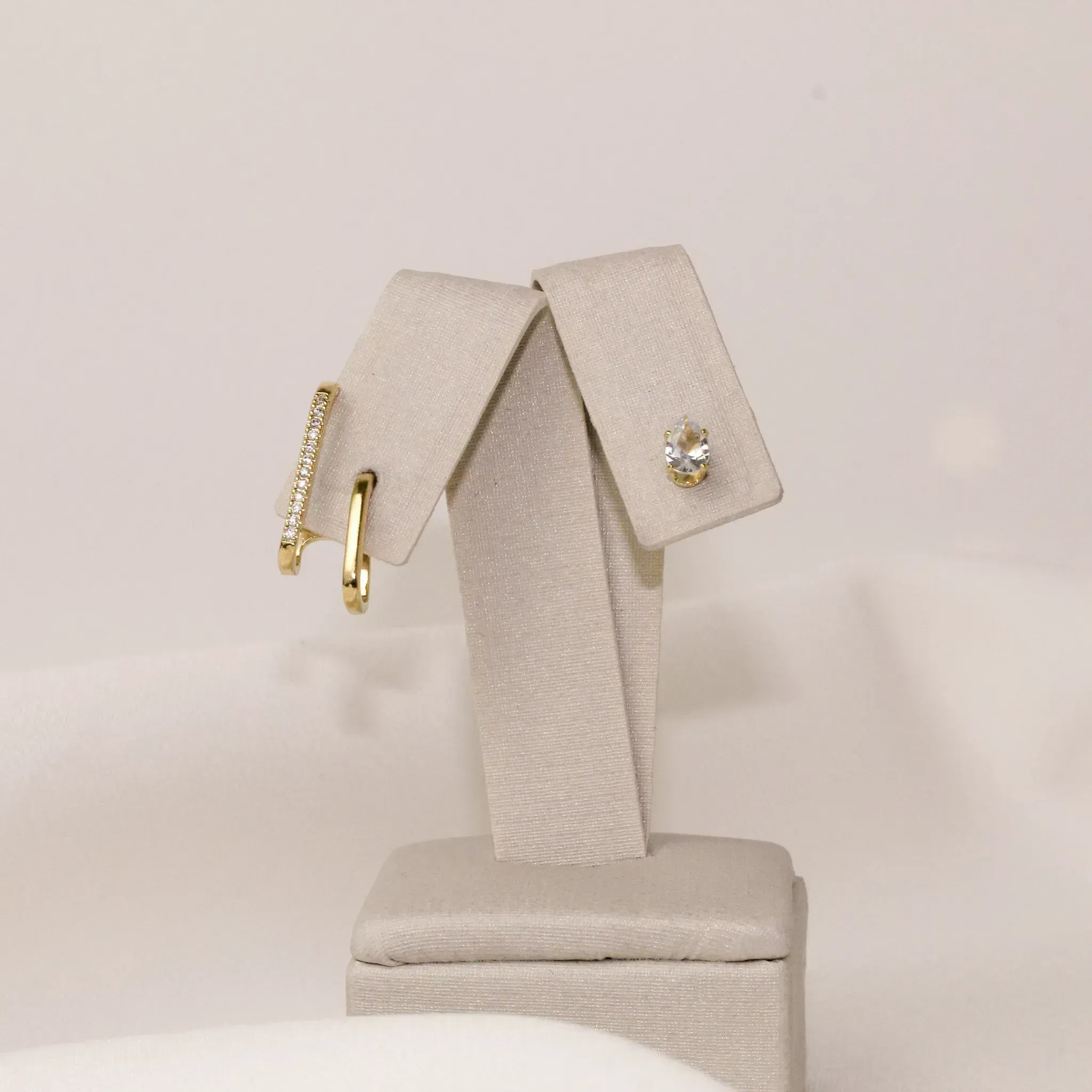 BRINCO EAR CUFF CRAVEJADO COM ZIRCÔNIAS CRISTAIS E PONTO DE LUZ BANHO OURO 18K