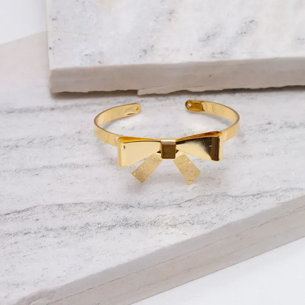 BRACELETE LISO COM DETALHE DE LAÇO BANHO OURO 18K