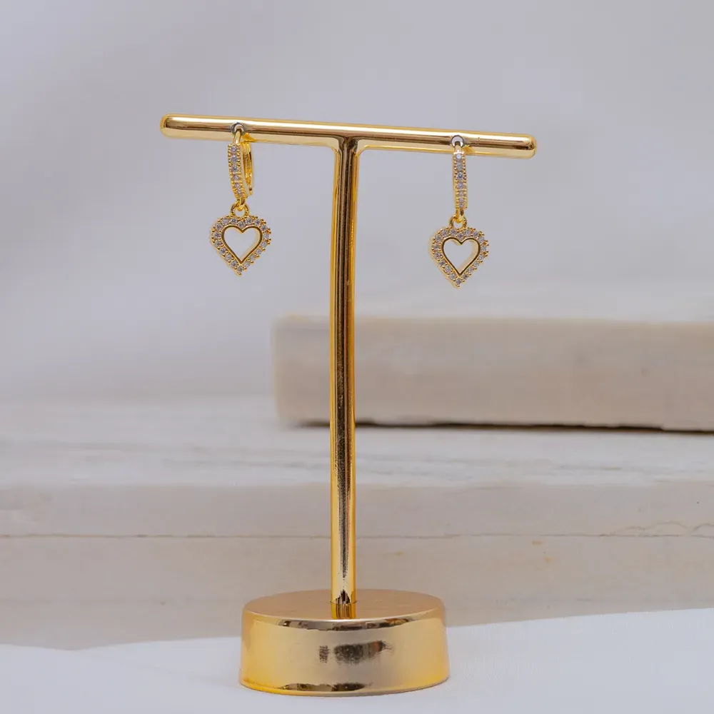 BRINCO ARGOLA COM PINGENTE CORAÇÃO CRAVEJADO COM ZIRCÔNIAS CRISTAIS BANHO OURO 18K