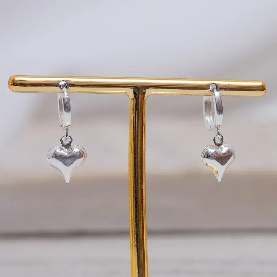 BRINCO ARGOLA COM PINGENTE CORAÇÃO LISO BANHO PRATA