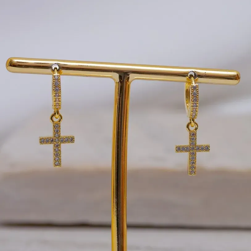 BRINCO ARGOLA COM PINGENTE DE CRUZ CRAVEJADO COM ZIRCÔNIAS CRISTAIS BANHO OURO 18K