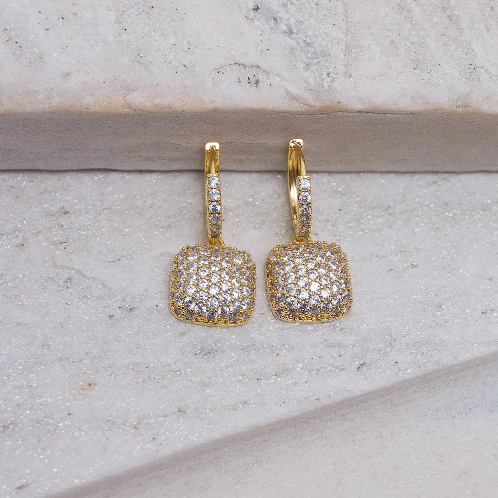 BRINCO ARGOLA COM PINGENTE QUADRADO CRAVEJADO COM ZIRCÔNIAS CRISTAIS BANHO OURO 18K