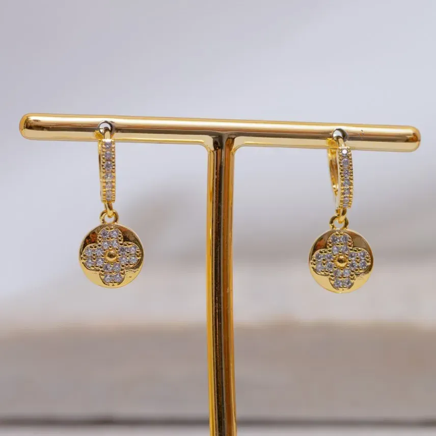 BRINCO ARGOLA COM PINGENTE TREVO CRAVEJADO COM ZIRCÔNIAS CRISTAIS BANHO OURO 18K
