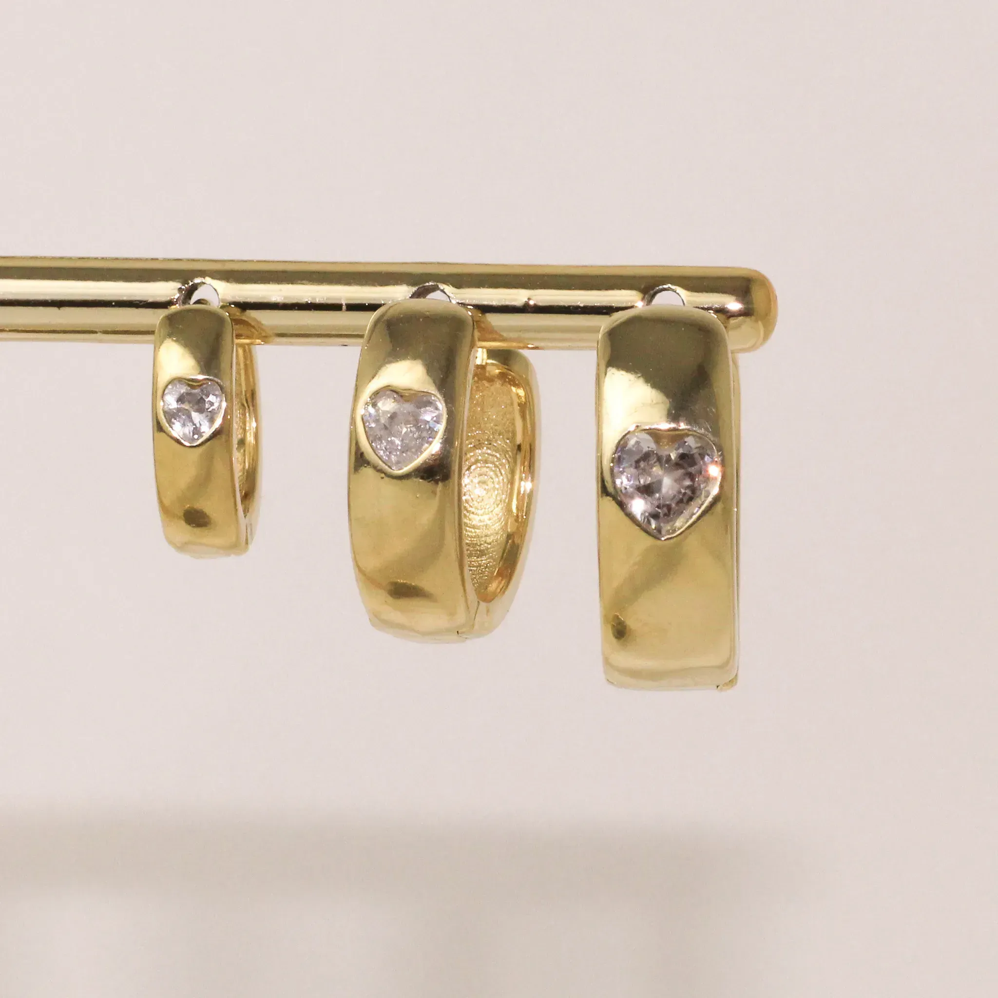 BRINCO ARGOLA COM ZIRCÔNIA CRISTAL CORAÇÃO M BANHO OURO 18K