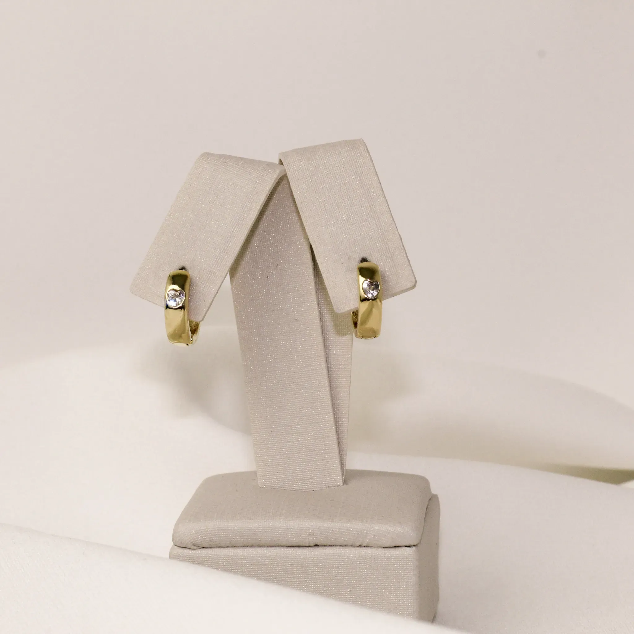 BRINCO ARGOLA COM ZIRCÔNIA CRISTAL CORAÇÃO P BANHO OURO 18K