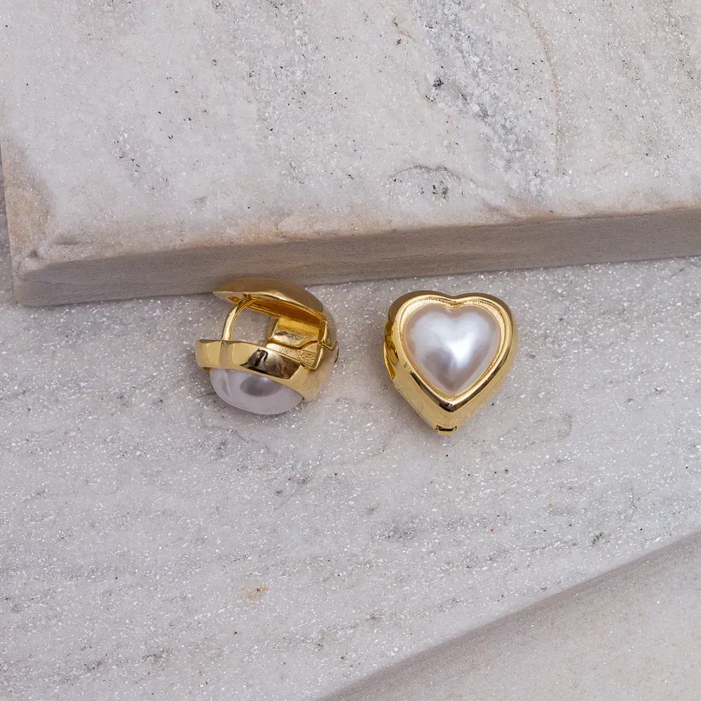 BRINCO ARGOLA CORAÇÃO EM PÉROLA M BANHO OURO 18K