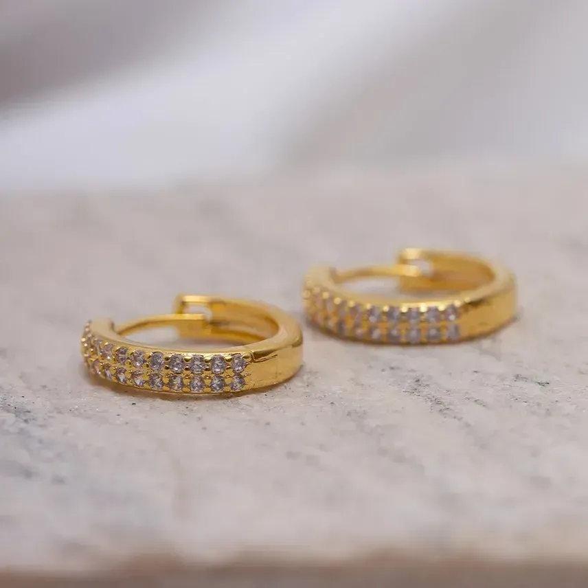 BRINCO ARGOLA CRAVEJADA COM ZIRCÔNIAS CRISTAIS M BANHO OURO 18K