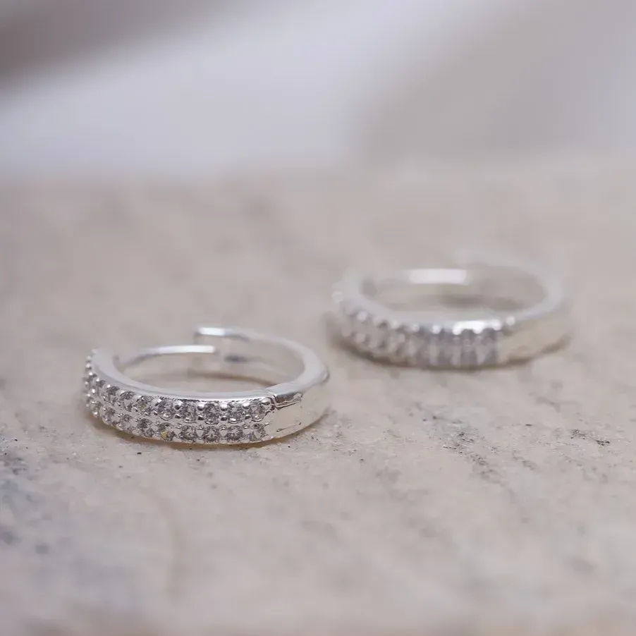 BRINCO ARGOLA CRAVEJADA COM ZIRCÔNIAS CRISTAIS M BANHO PRATA