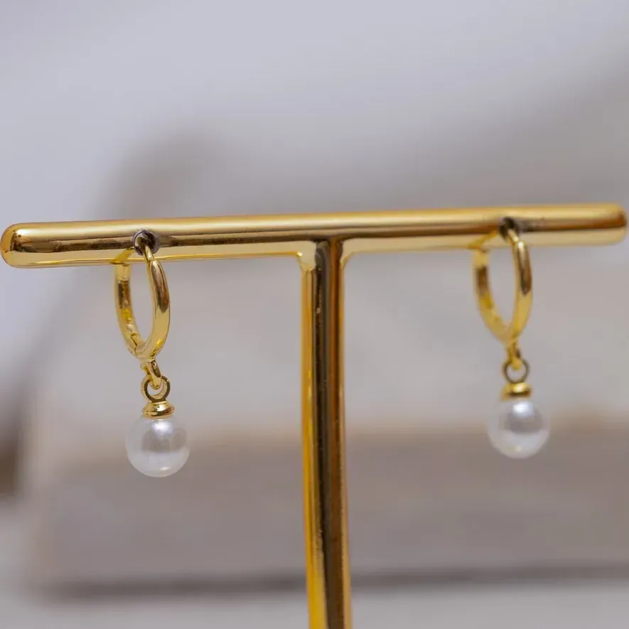 BRINCO ARGOLA FINA COM PÉROLA P BANHO OURO 18K