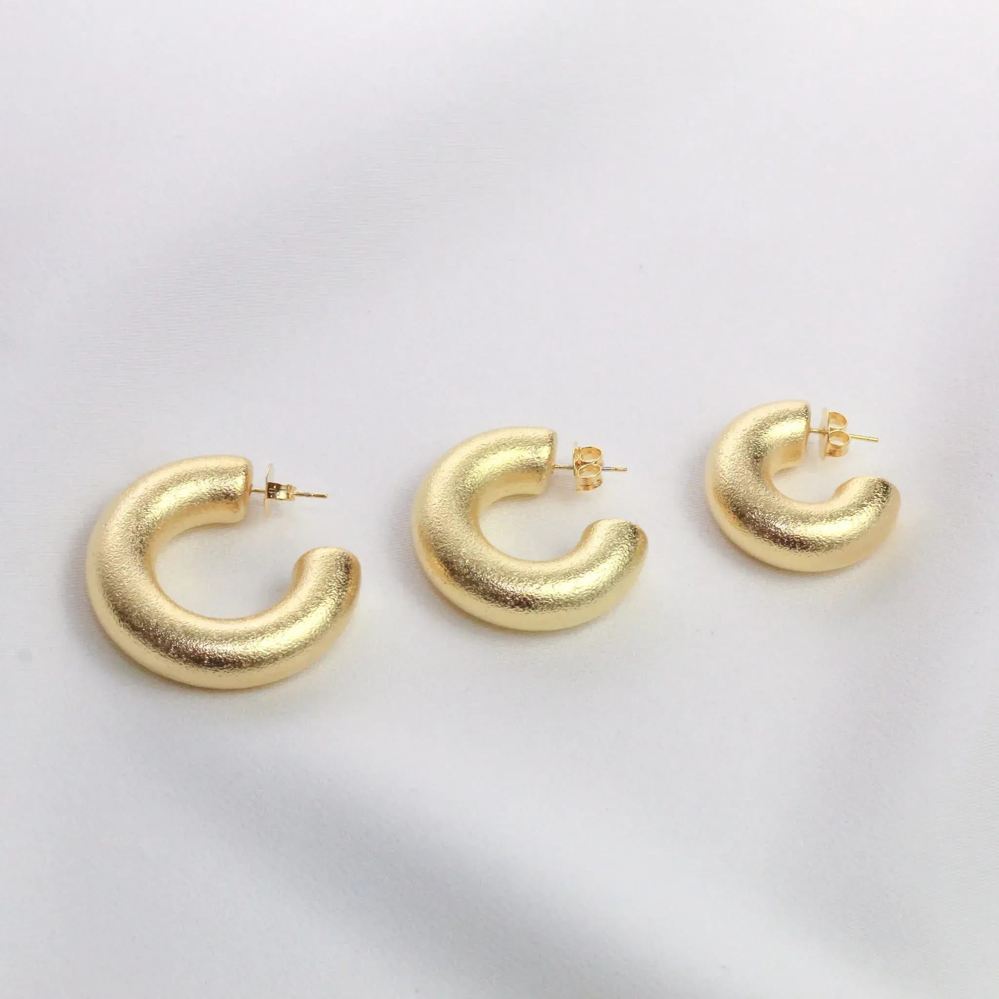 BRINCO ARGOLA FOSCA LARGA P BANHO OURO 18K