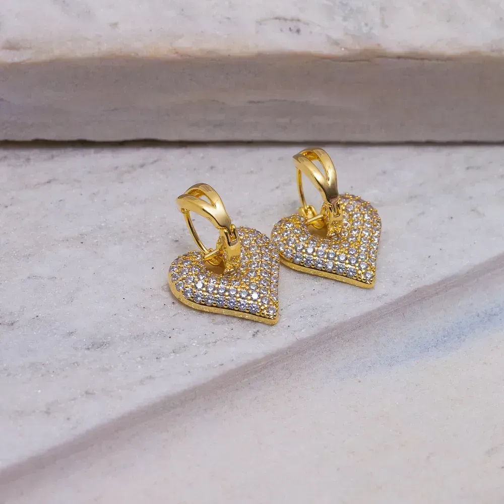 BRINCO ARGOLA LISA COM CORAÇÃO CRAVEJADO COM ZIRCÔNIAS CRISTAIS G BANHO OURO 18K
