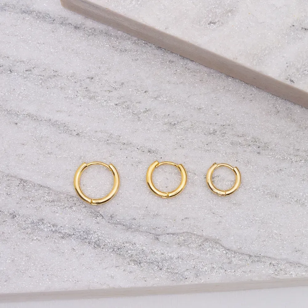 BRINCO ARGOLA LISA FINA M BANHO OURO 18K