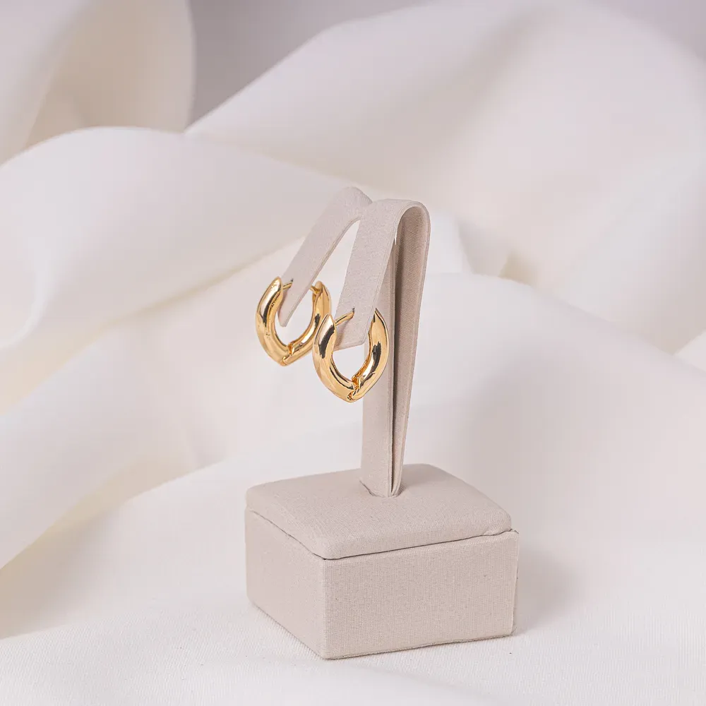 BRINCO ARGOLA LISA OVAL BANHO OURO 18K