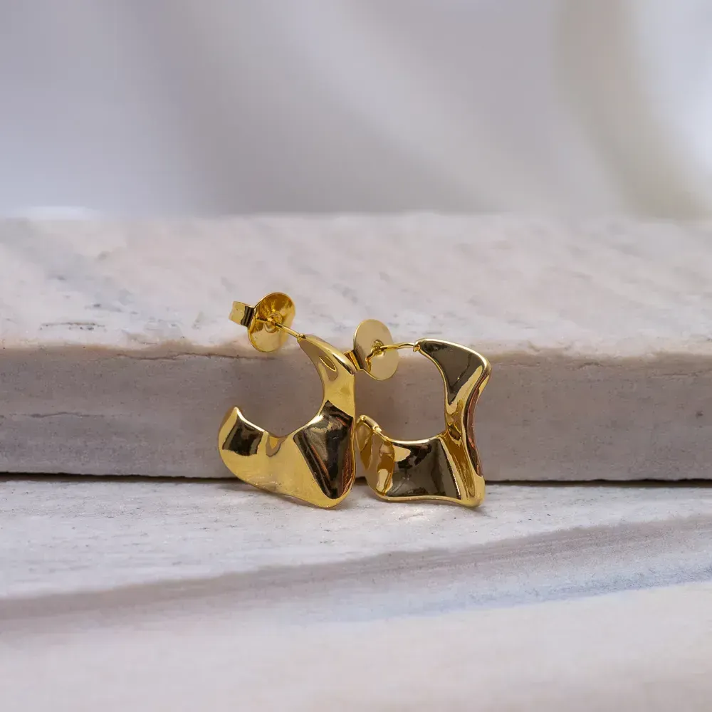 BRINCO ARGOLA ONDULADA M BANHO OURO 18K