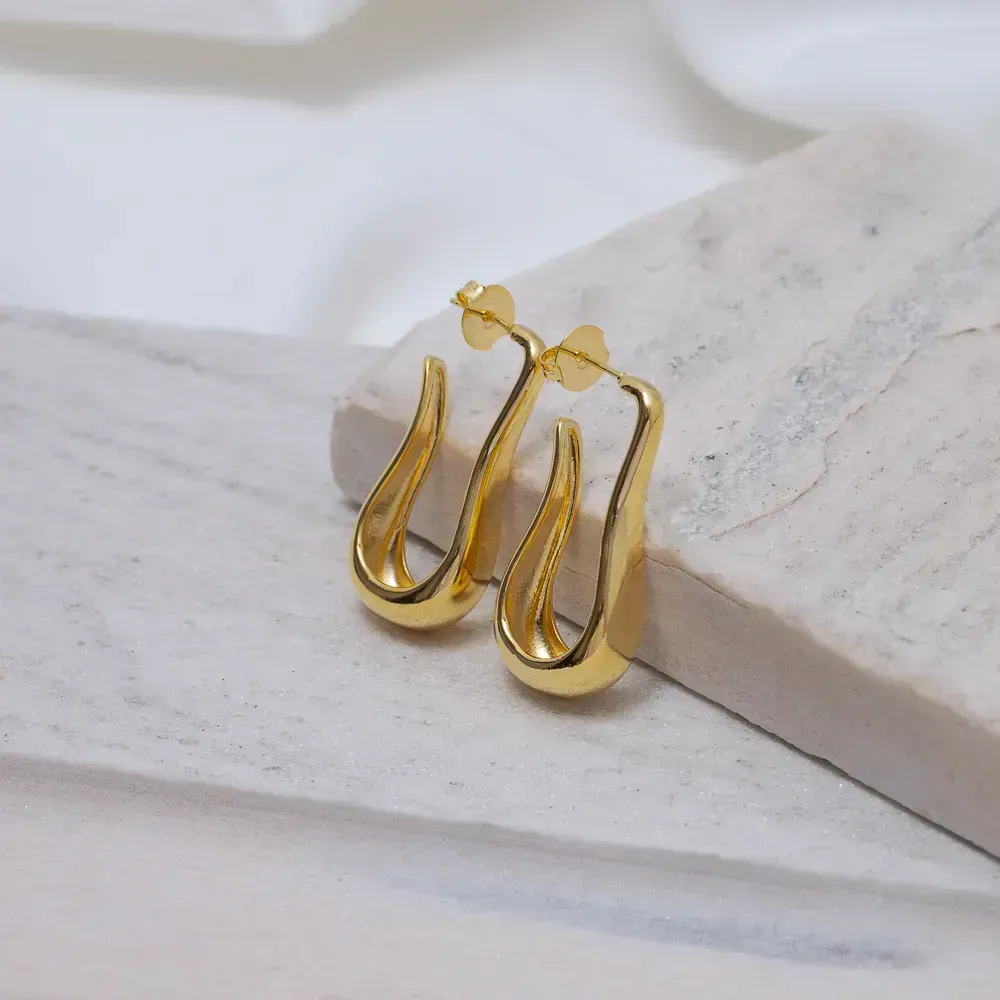 BRINCO ARGOLA ORGÂNICA LISA G BANHO OURO 18K