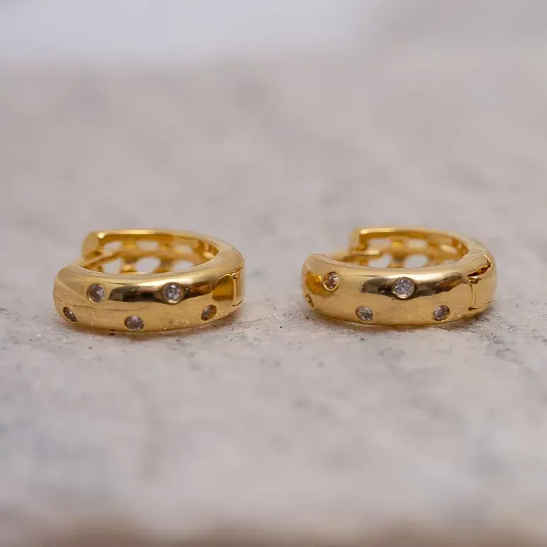 BRINCO ARGOLA PONTOS DE ZIRCÔNIAS CRISTAIS P BANHO OURO 18K