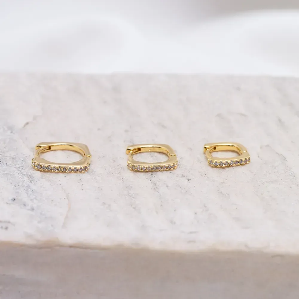 BRINCO ARGOLA M QUADRADA CRAVEJADA COM ZIRCÔNIAS CRISTAIS BANHO OURO 18K