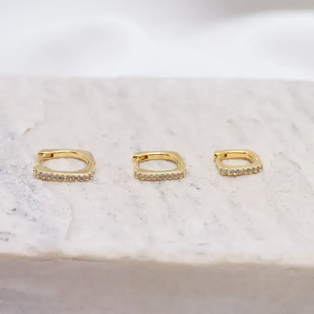 BRINCO ARGOLA P QUADRADA CRAVEJADA COM ZIRCÔNIAS CRISTAIS BANHO OURO 18K