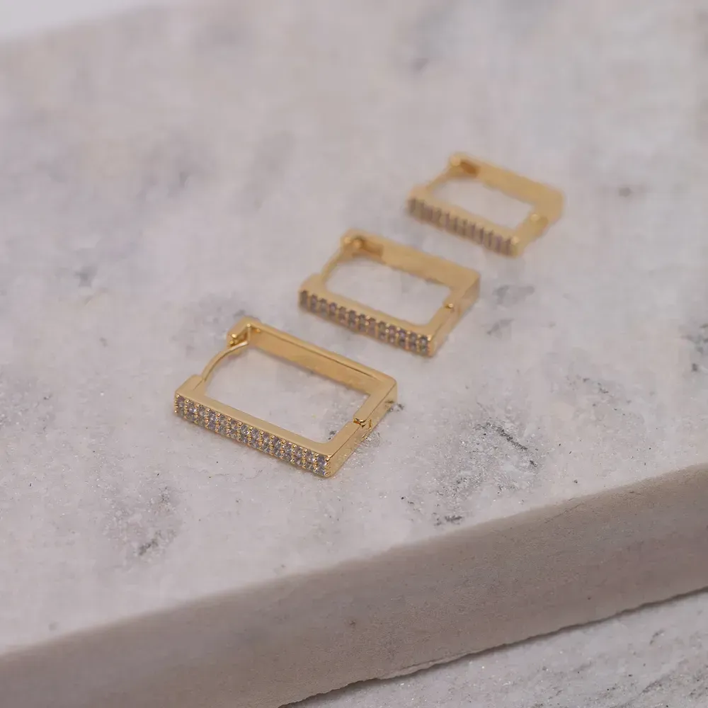 BRINCO ARGOLA QUADRADA CRAVEJADA COM ZIRCÔNIAS CRISTAIS M BANHO OURO 18K