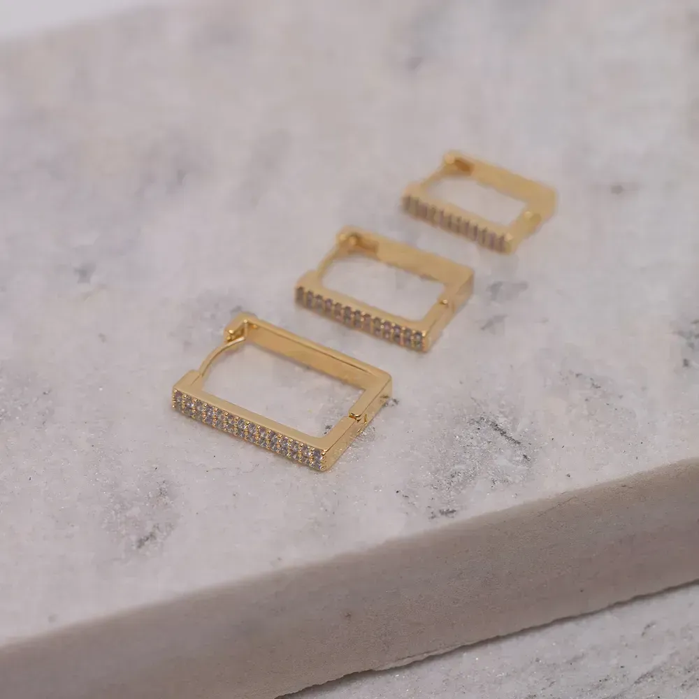 BRINCO ARGOLA QUADRADA CRAVEJADA COM ZIRCÔNIAS CRISTAS BANHO OURO 18K