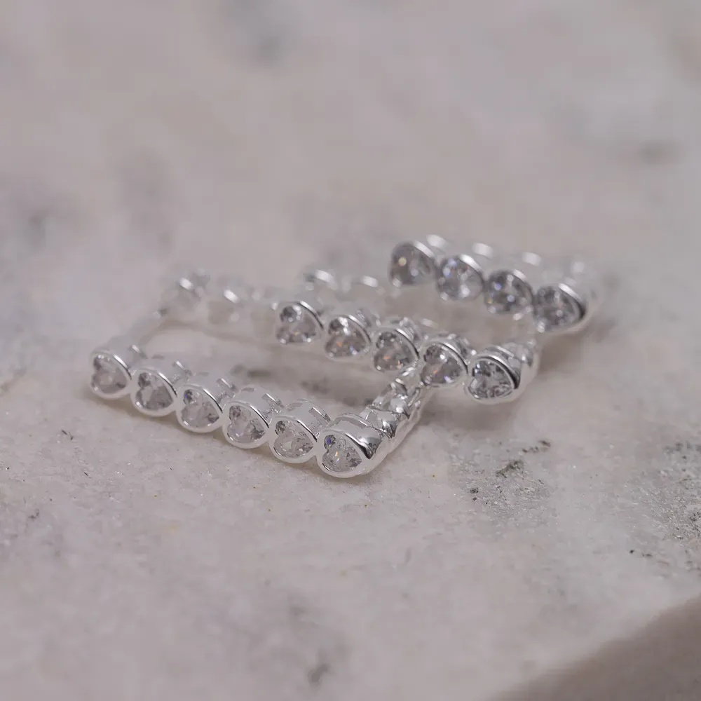 BRINCO ARGOLA QUADRADA P COM ZIRCÔNIA CORAÇÃO CRISTAL BANHO PRATA