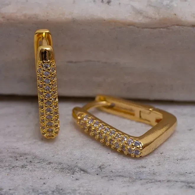 BRINCO ARGOLA RETANGULAR CRAVEJADO COM ZIRCÔNIAS CRISTAIS M BANHO OURO 18K