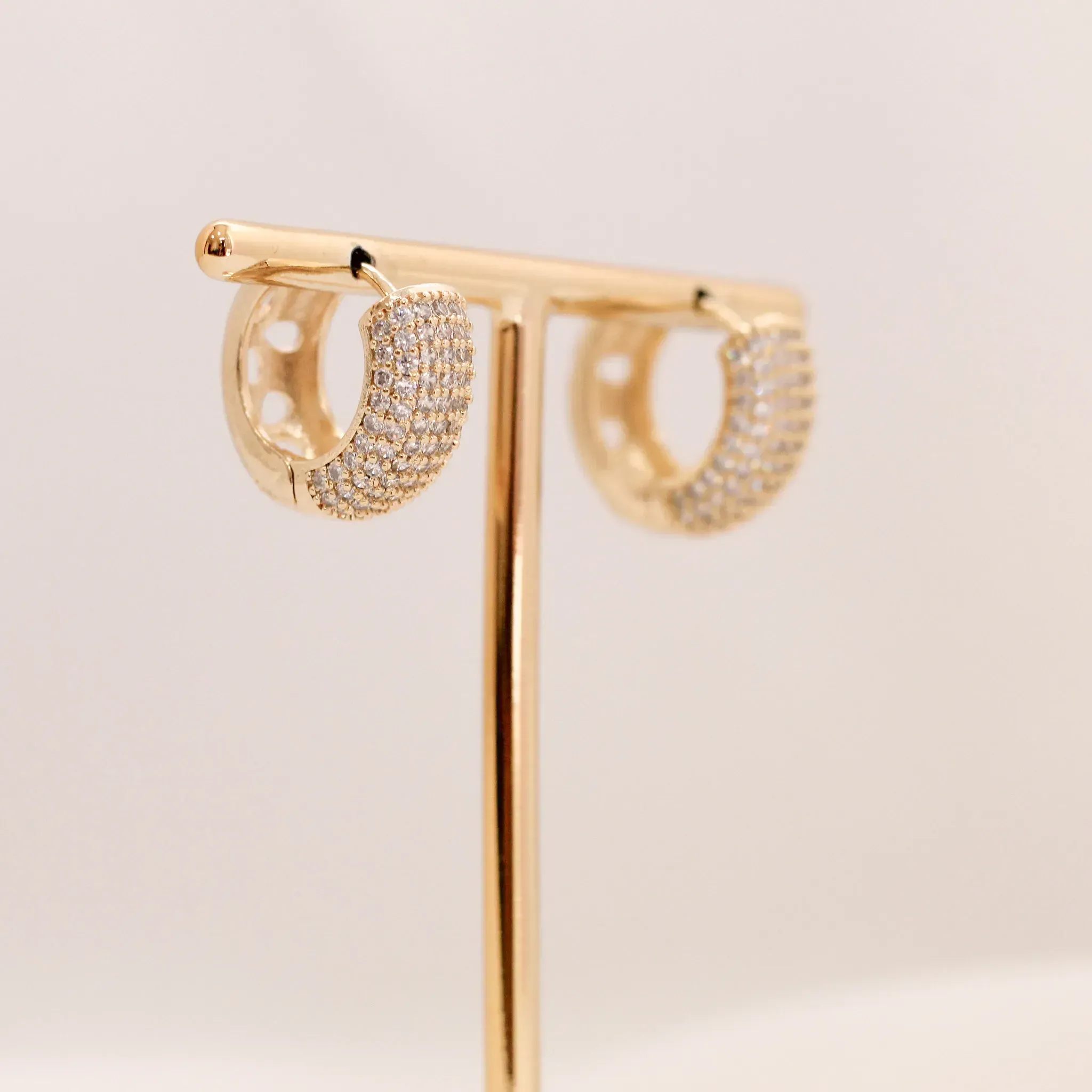BRINCO ARGOLA CRAVEJADA COM ZIRCÔNIAS CRISTAIS G BANHO OURO 18K