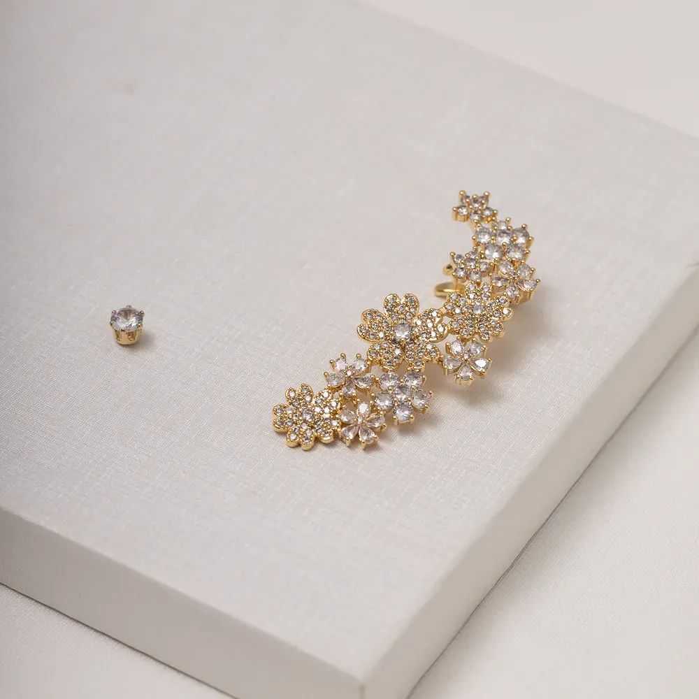 BRINCO FESTA EAR CUFF CRAVEJADO COM ZIRCÔNIAS CRISTAIS BANHO OURO 18K