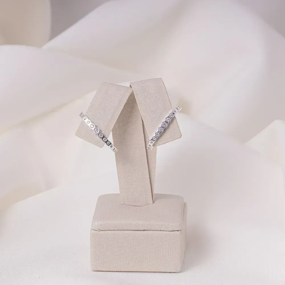 BRINCO EAR CUFF CRAVEJADO COM ZIRCÔNIAS CRISTAIS M BANHO PRATA