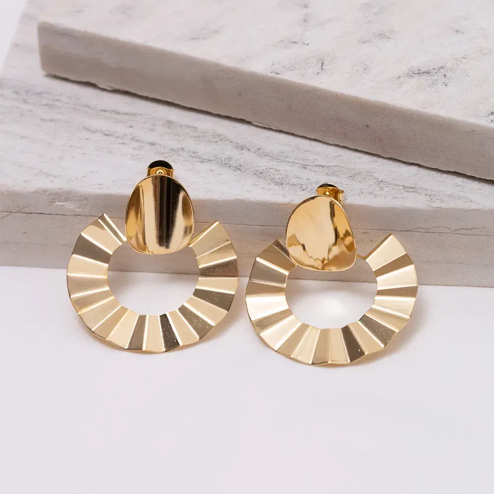 BRINCO GRANDE ONDULADO BANHO OURO 18K