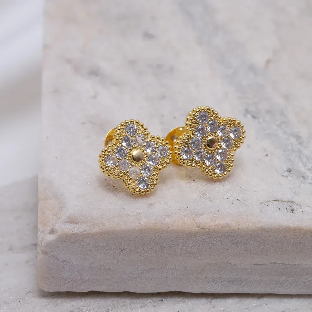 BRINCO VIRGINIA TREVO CRAVEJADO COM ZIRCÔNIAS CRISTAIS BANHO OURO 18K