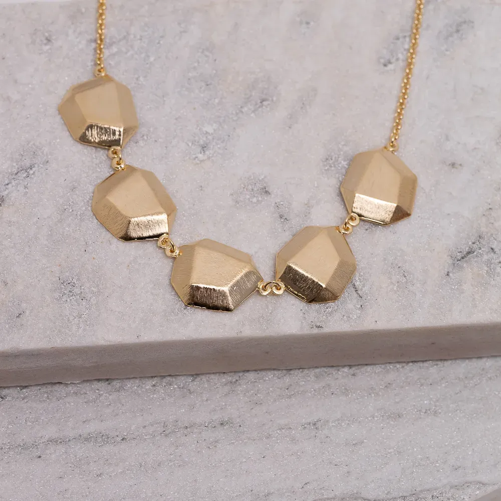 COLAR HEPTA RISCADO BANHO OURO 18K
