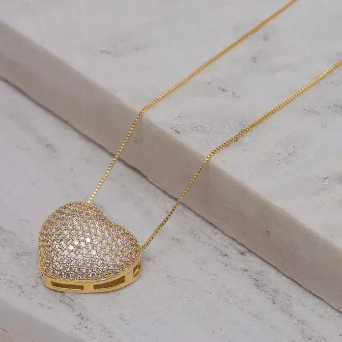 COLAR CORAÇÃO CRAVEJADO COM ZIRCÔNIAS CRISTAIS BANHO OURO 18K