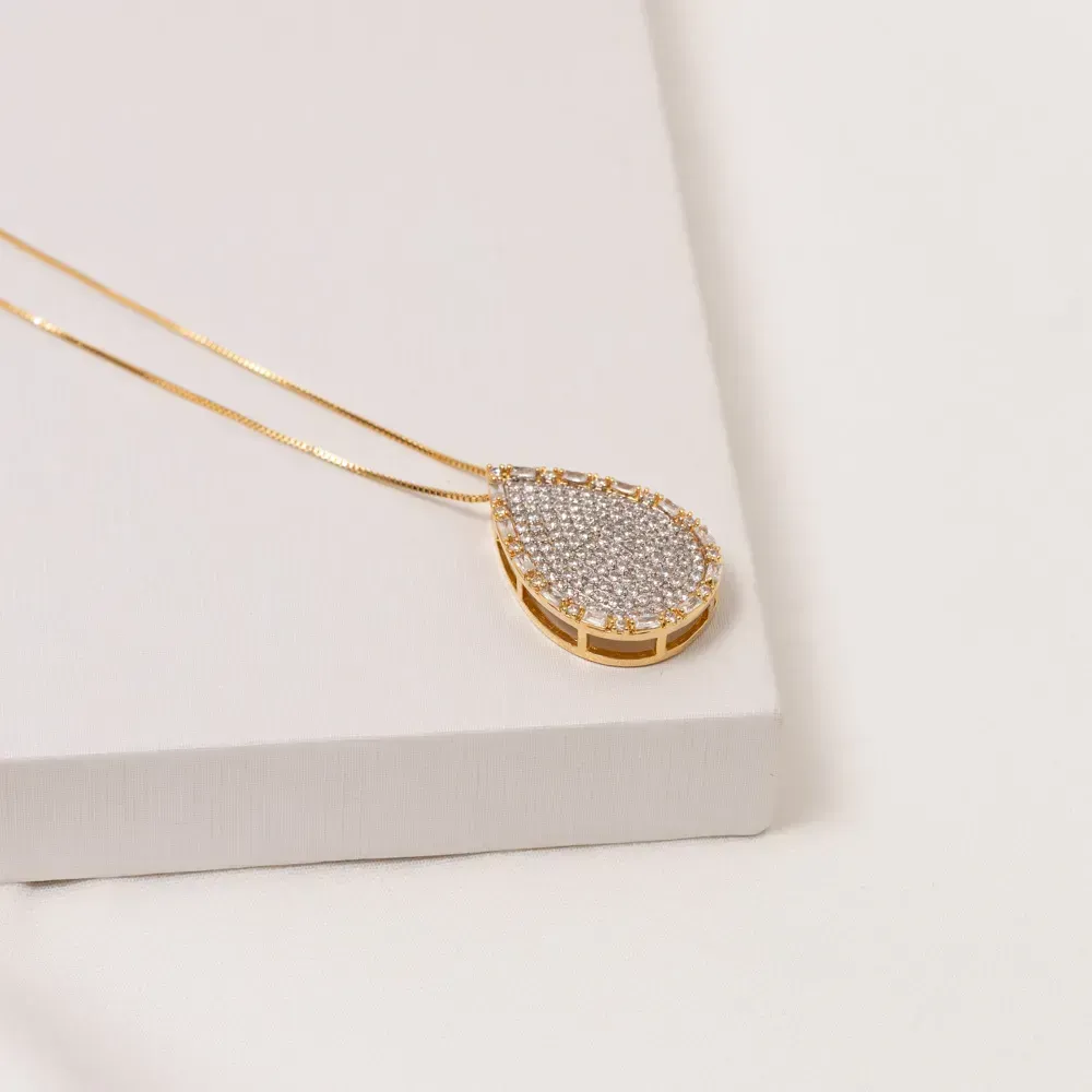 COLAR GOTA CRAVEJADA COM ZIRCÔNIAS CRISTAIS BANHO OURO 18K