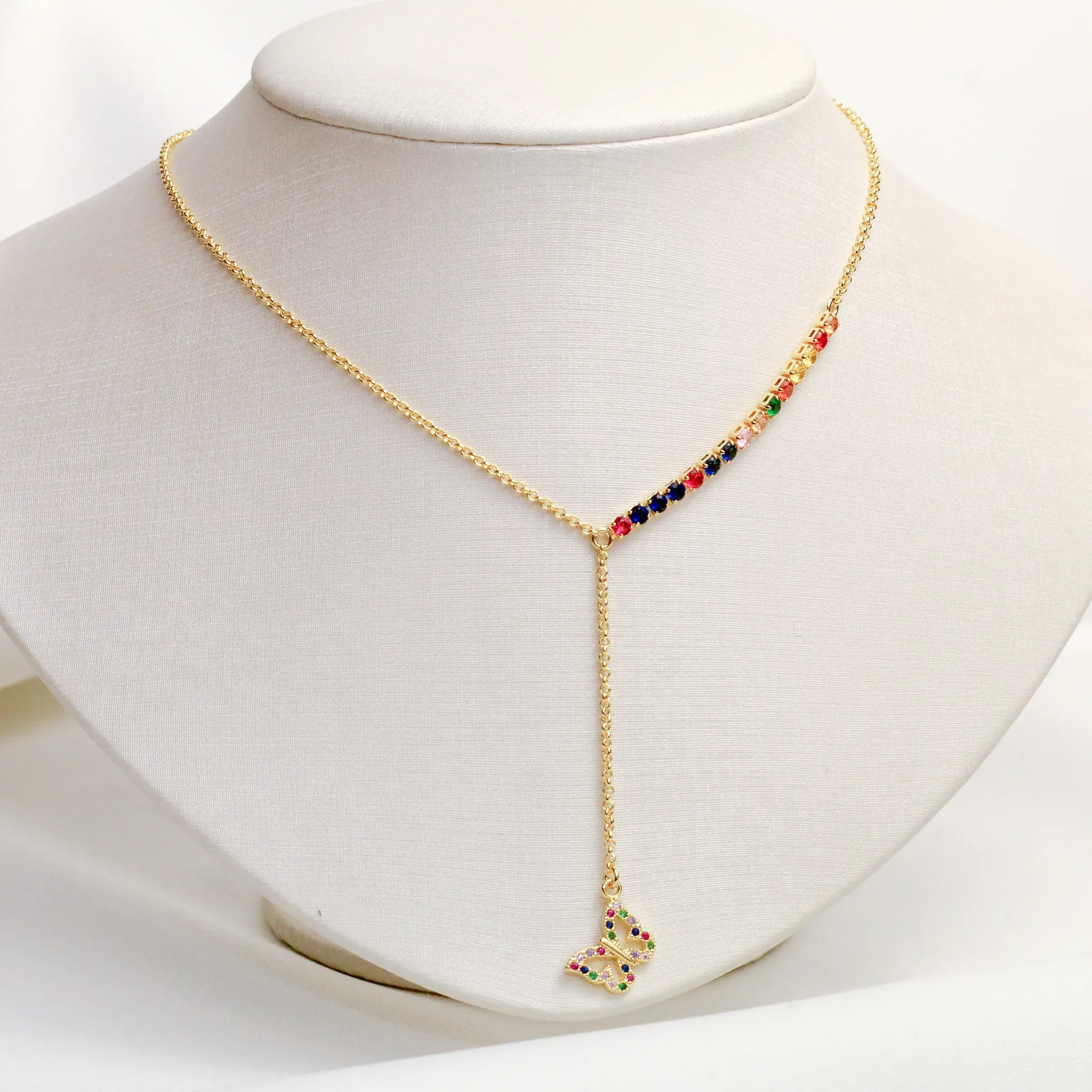 COLAR PÊNDULO BORBOLETA CRAVEJADO COM ZIRCÔNIAS COLORIDAS BANHO OURO 18K