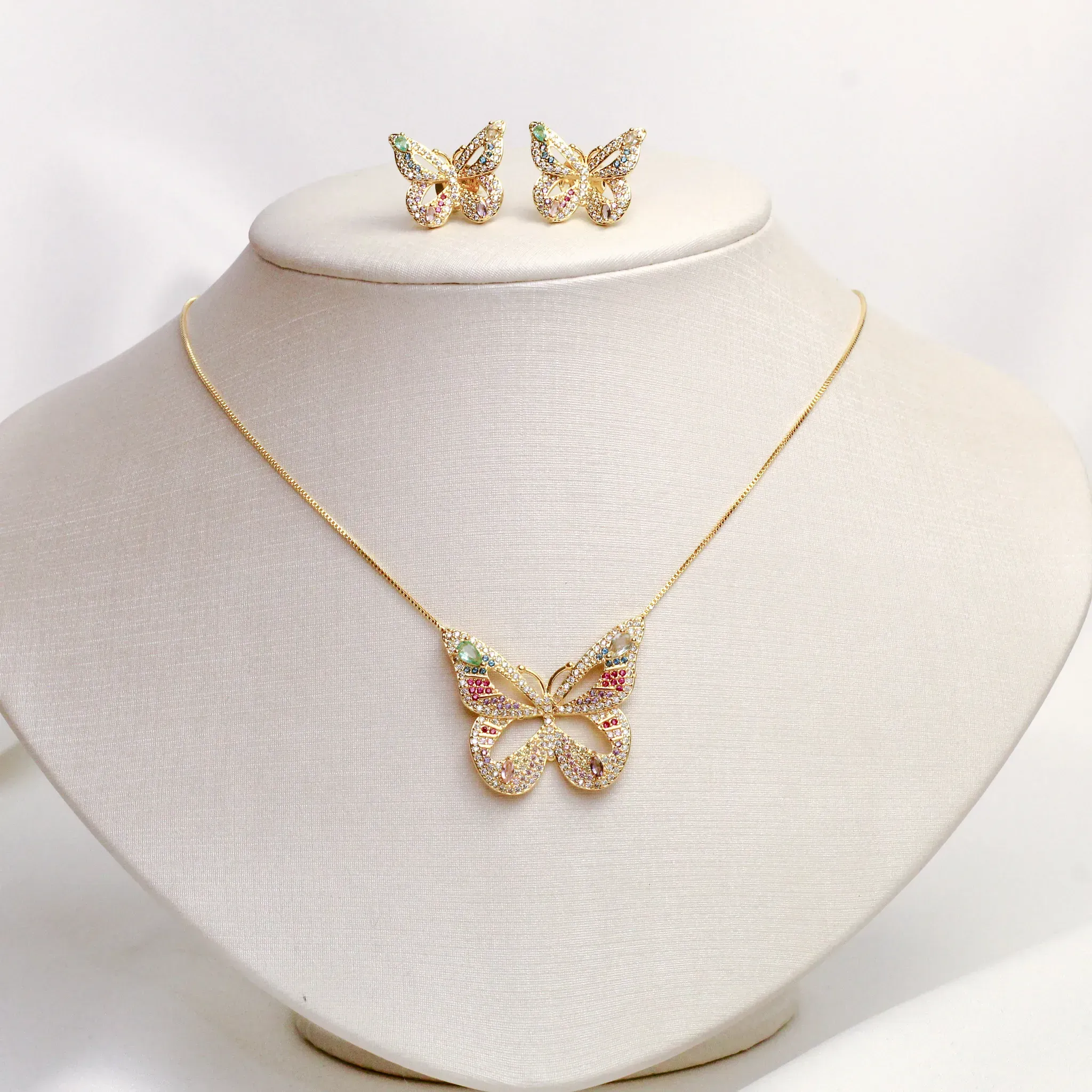 CONJUNTO BORBOLETA CRAVEJADO COM ZIRCÔNIAS COLORIDAS BANHO OURO 18K