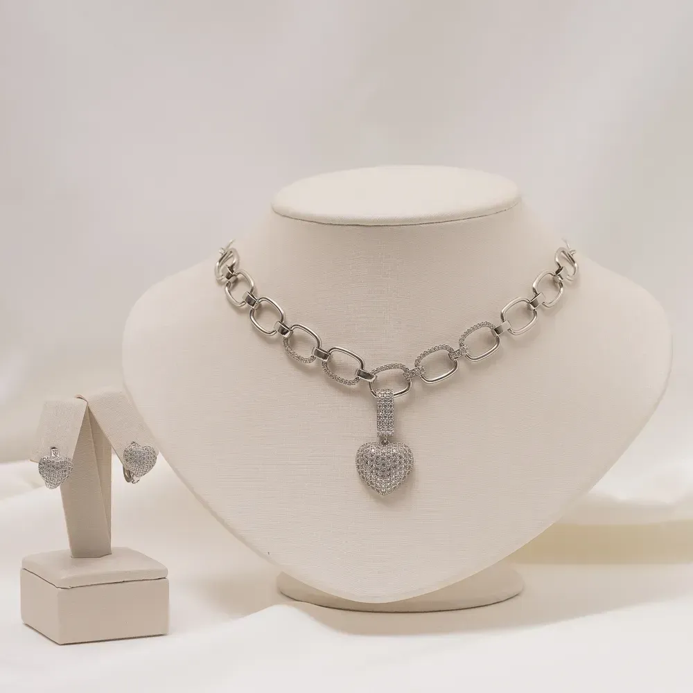 CONJUNTO CORAÇÃO CRAVEJADO COM ZIRCÔNIAS CRISTAIS BANHO RÓDIO BRANCO