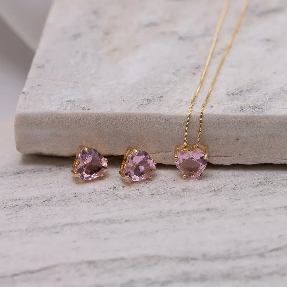 CONJUNTO CORAÇÃO PONTO DE LUZ COM PEDRA ROSA CLARO BANHO OURO 18K