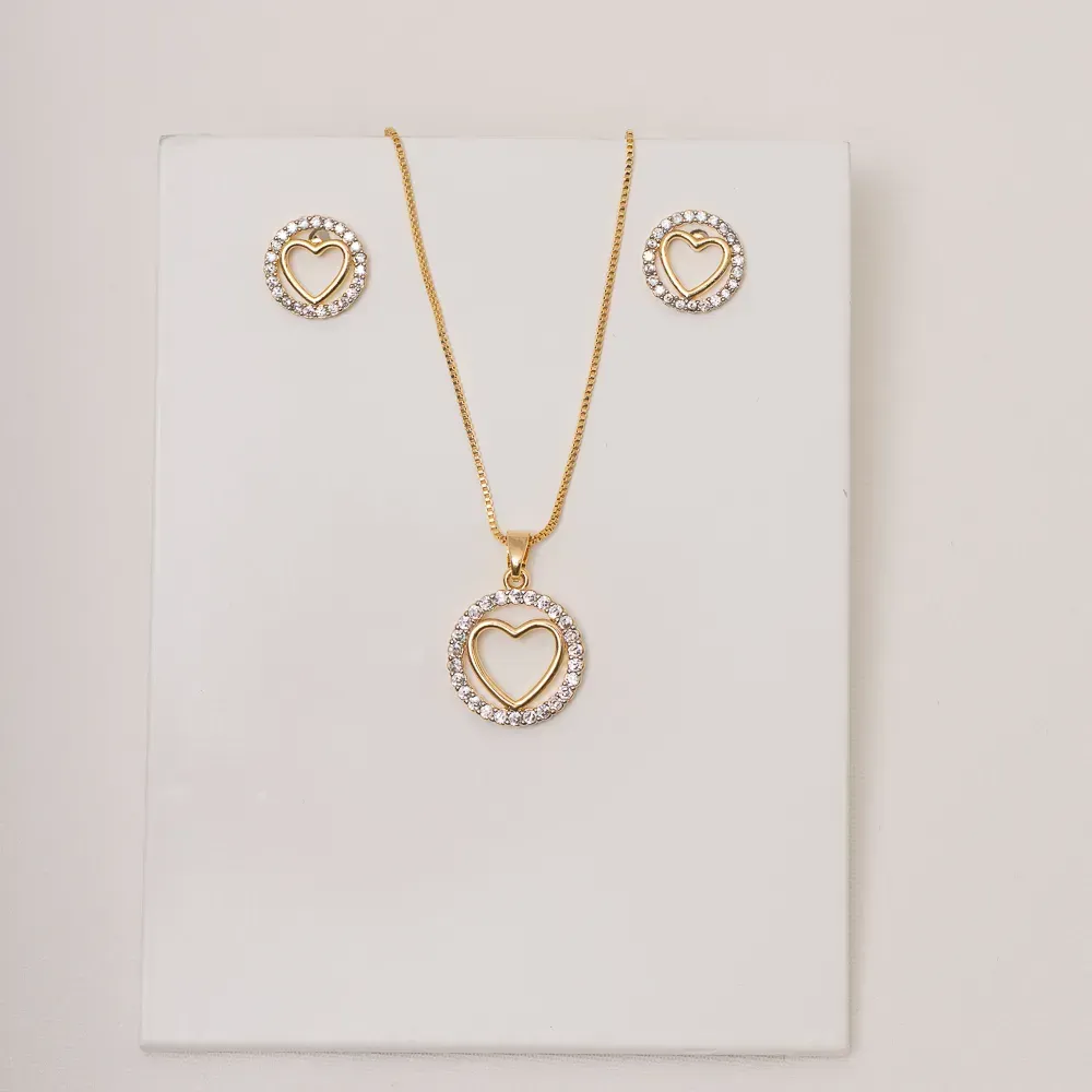 CONJUNTO CORAÇÃO CRAVEJADO COM ZIRCÔNIAS CRISTAIS VAZADO BANHO OURO 18K