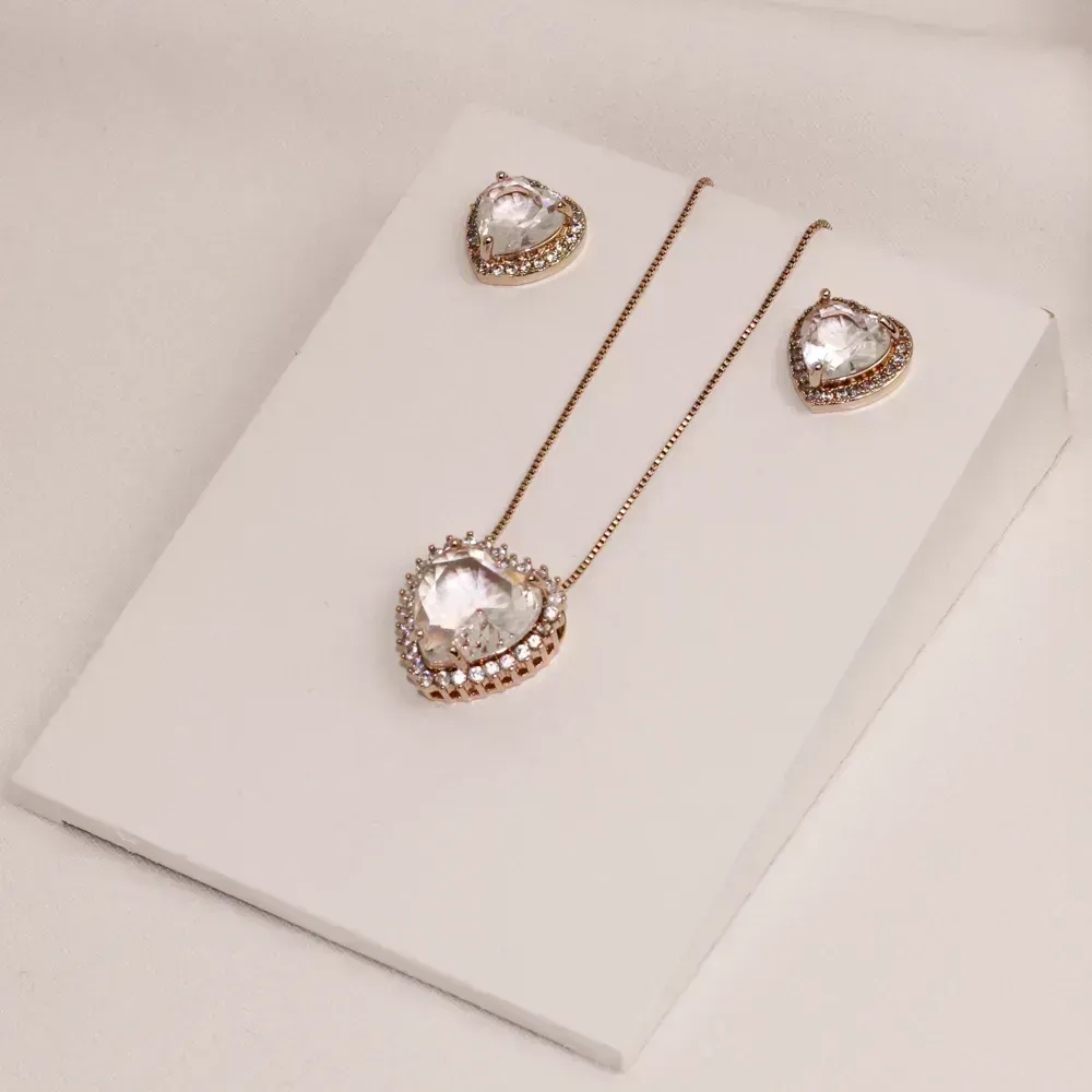 CONJUNTO CORAÇÃO COM PEDRA ZIRCÔNIA CRISTAL BANHO ROSÉ