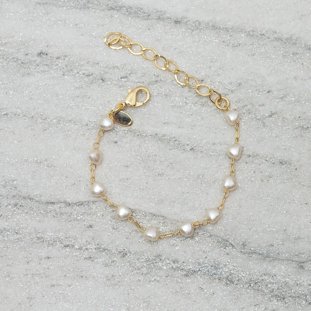 PULSEIRA INFANTIL COM CORAÇÕES EM PÉROLA BANHO OURO 18K