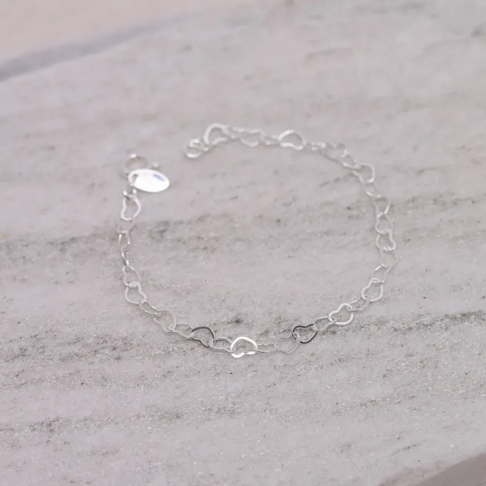 PULSEIRA INFANTIL CORAÇÕES BANHO PRATA