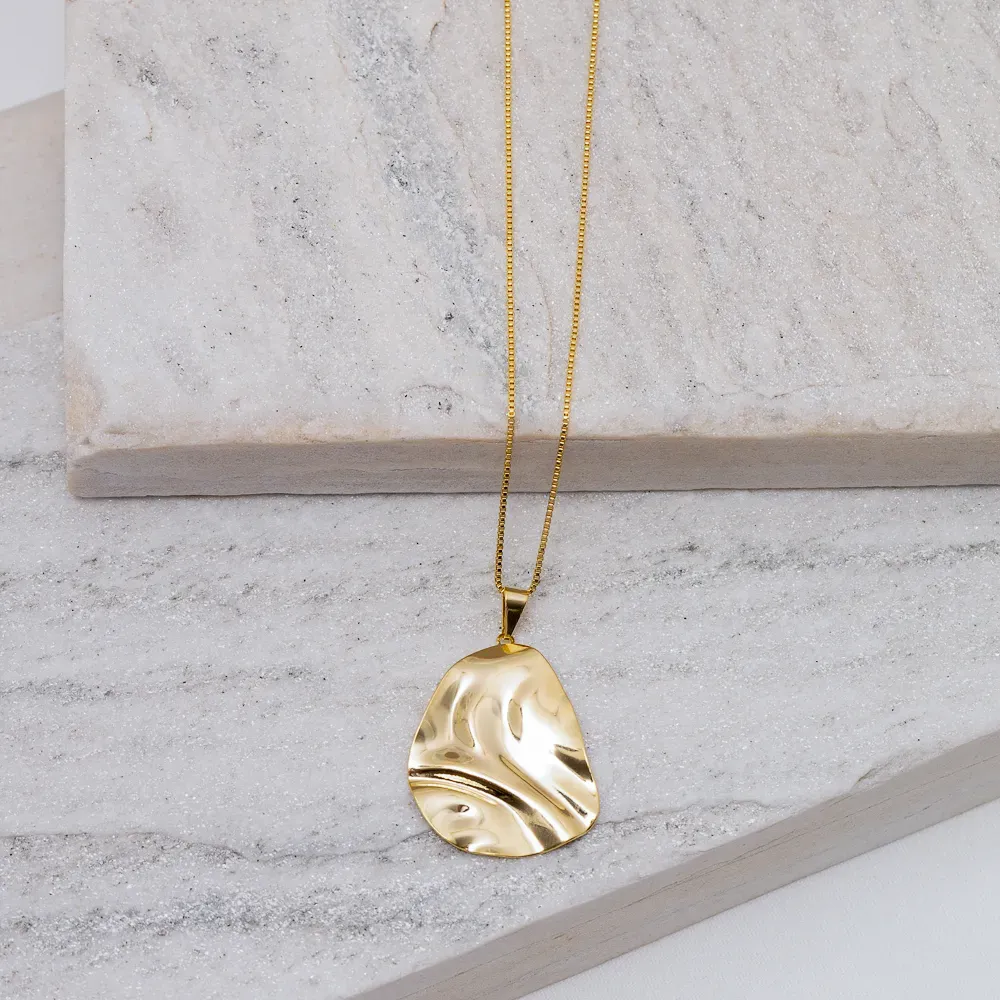 COLAR ORGÂNICO OVAL BANHO OURO 18K