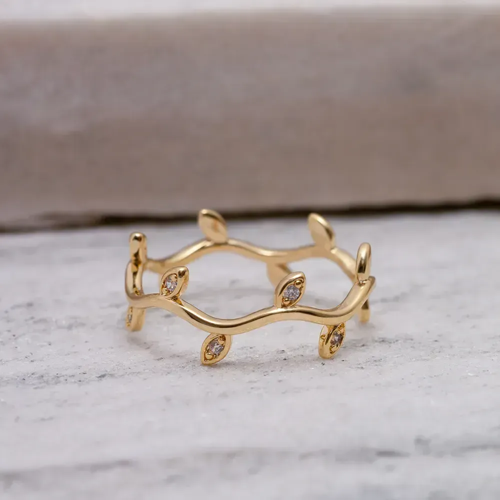 ANEL RAMINHOS DE FOLHAS COM ZIRCÔNIAS BANHO OURO 18K